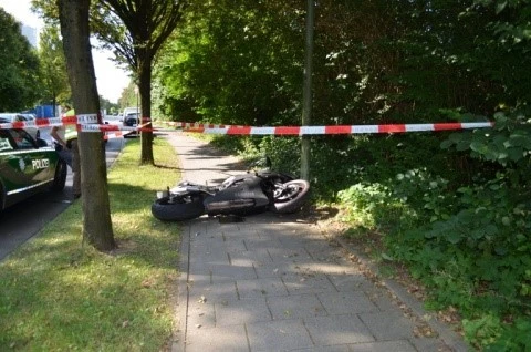Motorrad liegt hinter Absperrung auf dem Boden — © Foto: Polizeipräsidium München