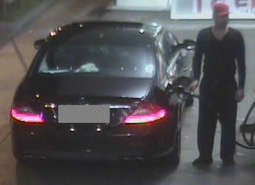 Verdächtiger von Kennzeichendiebstahl von Überwachungskamera beim Tanken gefilmt — © Foto: Polizeipräsidium München