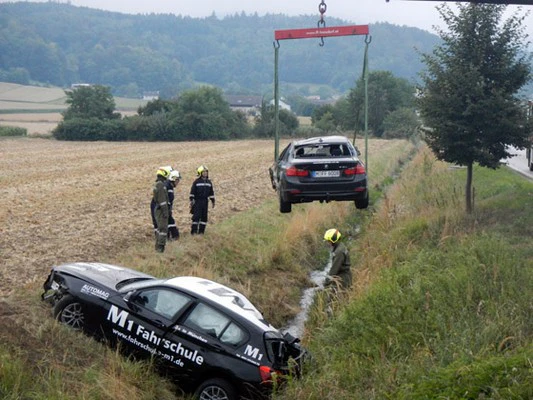 Zwei gestohlene BMWs der Fahrschule M1 in München — © Hier holt die Feuerwehr die verunfallten und gestohlenen Autos aus dem Graben - Foto: Freiwillige Feuerwehr Loosdorf