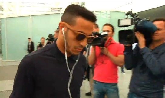 Bayern Münchens Thiago Alcantara mit gesenktem Kopf am Flughafen — © Bayern-Star Thiago Foto: Archiv