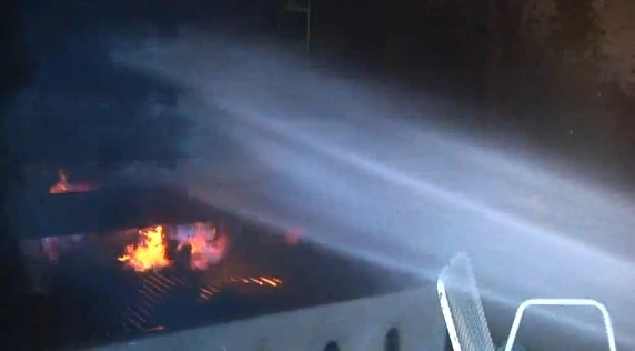 Feuerwehr löscht Stuhl und andere Gegenstände — © Foto: Symbolbild