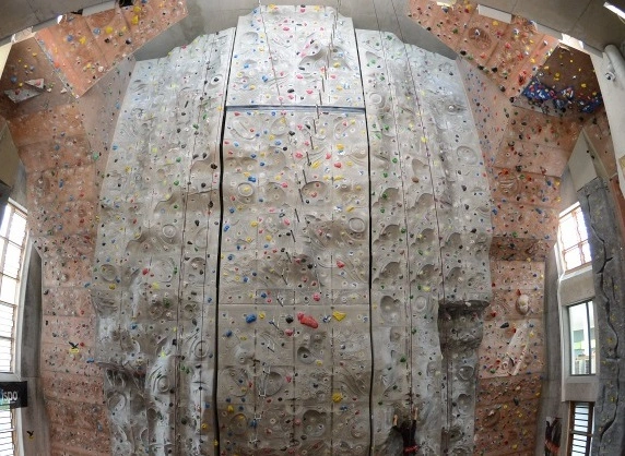 In dieser Kletterhalle können sich Kletterer auch drinnen vergnügen.