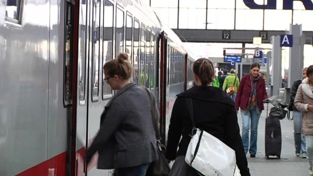 Wartende Fahrgäste am Münchner Bahnhof — © Die Bahn-Kunden sind genervt: Sie warten an den Bahnsteigen auf die Züge des Ersatzfahrplans