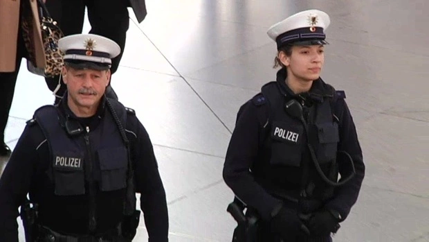 Bundespolizistin und Bundespolizist am Hauptbahnhof bei der Arbeit — © Symbolbild: Bundespolizistin und Bundespolizist am Hauptbahnhof bei der Arbeit