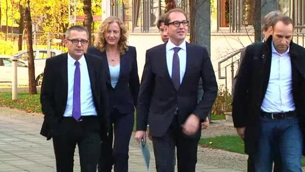 Verkehrsminister Alexander Dobrindt umgeben von seiner Partei auf dem Fußgängerweg — © Hat jetzt, was er immer wollte: Verkehrsminister Dobrindt (Mitte) Foto: Archiv