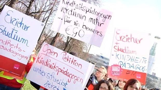 kita streik mitarbeiter beim demonstrieren — © Die sozialen Berufe sollen aufgewertet werden - Hier kämpfen die Kita-Mitarbeiter und Erzieher in München für mehr Lohn