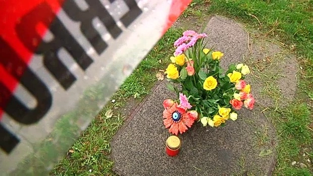 Blumenstrauß steht unter Absperrband der Polizei — © Tödlicher Motorradunfall (Symbolbild)