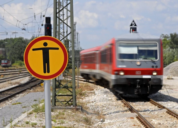 Zug Schild Gleise nicht betreten - Unfall S-Bahn