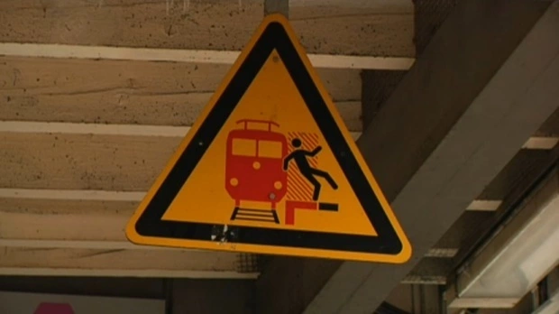 s-bahn gleise hinweisschild - gleis nicht betreten