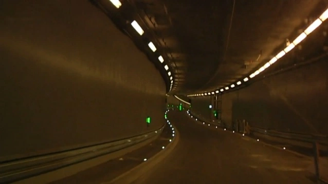 Probefahrt durch den neue Luise-Kiesselbach-Tunnel am Mittleren Ring in München — © Aufnahmen einer Probefahrt durch den Luise-Kiesselbach-Tunnel - Eröffnung Ende Juli