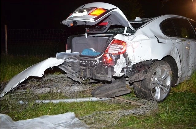 Bei Feldkirchen brennt ein Fahrzeug komplett aus. Nicht der einzige Unfall am Wochenende Symbolbild — © Foto: Polizei München