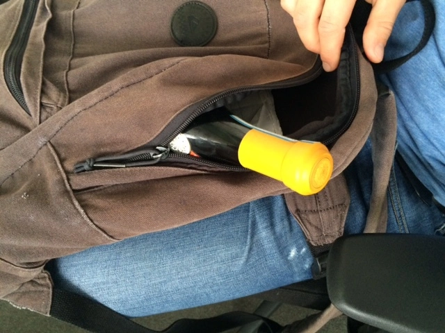 — © In seinem Rucksack beförderte er die teuren Flaschen aus den Feinkostläden