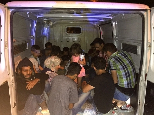 Schleuser Kleintransporter mit vielen Flüchtlingen drin — © Bundespolizei