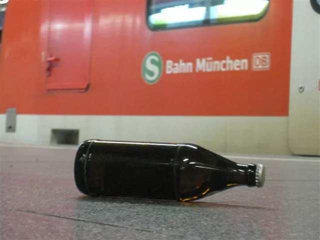 Eine geschlossene Bierflasche liegt am Boden einer S-Bahnhaltestelle in München — © Bundespolizei / Symbolbild