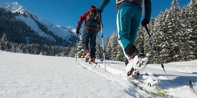 Skitourengeher ziehen ihre Spur in den unberührten Schnee — © Foto: DAV/Daniel Hug