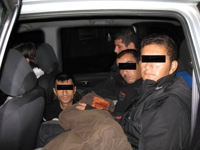 — © Symbolfoto: Geschleuste Flüchtlinge in einem Kleinbus