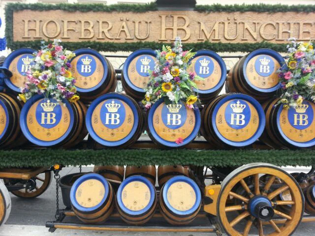 trachtenumzug wiesn oktoberfest 2014 bierfässer