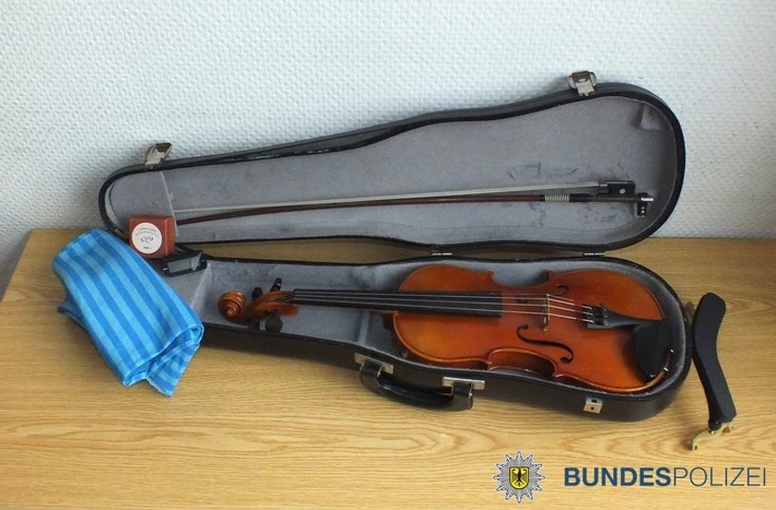 Die Bundespolizei fand die Geige bei einer Hausdurchsuchung wieder — © Foto: Bundespolizei