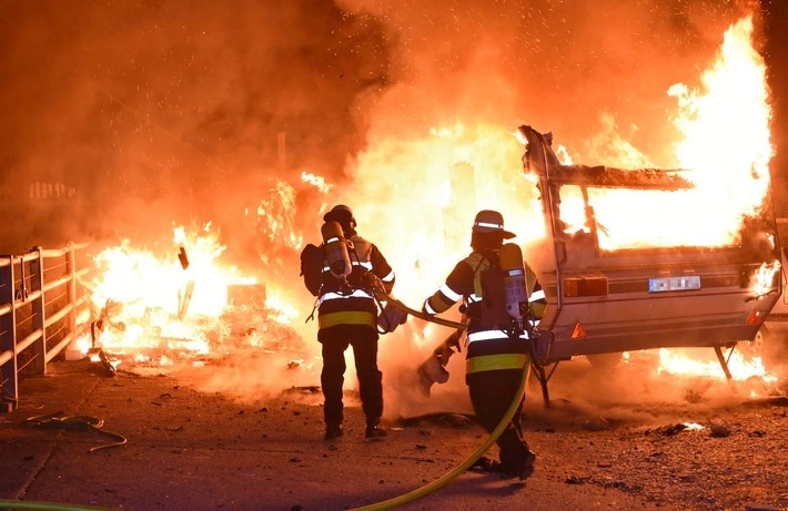 Brand Wohnwagen — © Berufsfeuerwehr München
