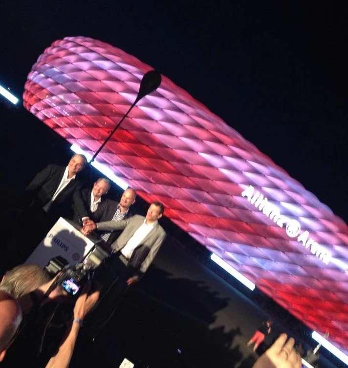 Allianz Arena beleuchtet — © Hier werden die neuen LED-Lichter der Allianz Arena offiziell vorgestellt