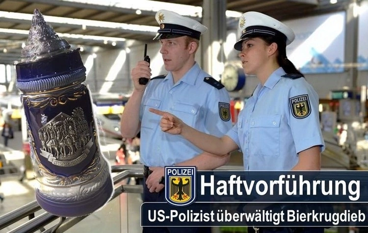 Zwei Streifenbeamte der Bundespolizei sowie der gestohlene Maßkrug — © Bundespolizei