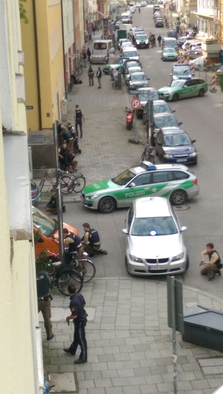 Polizeiauto an der Ecke mit bewaffneten Polizisten — © Foto: privat