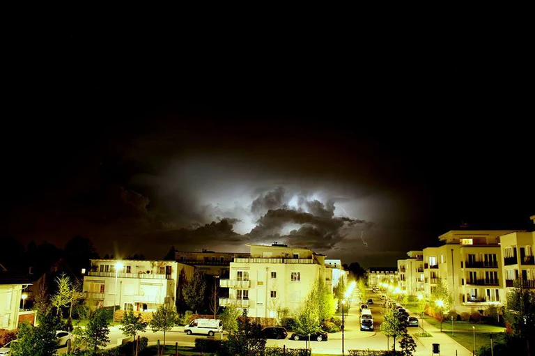 Gewitter in München: Blitze über Trudering — © <a href="https://www.facebook.com/djshinychris?fref=ts" target="_blank">Danke an DJ Shiny Chris​ für dieses spektakuläre Wetterbild aus ‪#München‬.</a>