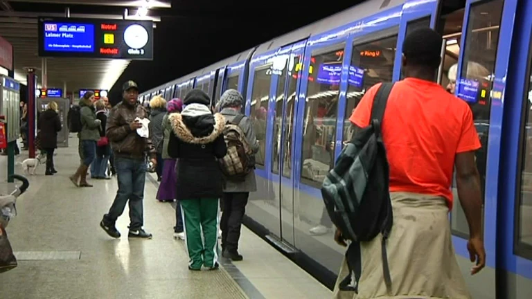 U-Bahn Haltestelle - Menschnen beim Einsteigen — © Die U5 soll in Zukunft bist nach Pasing fahren.