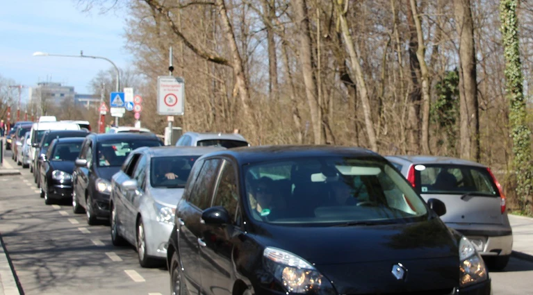 Stau im Münchner Verkehr auf der Thalkirchner Brücke