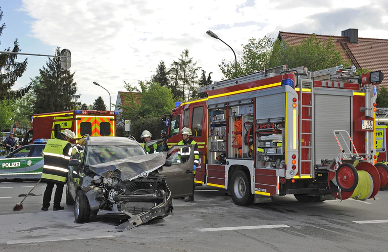 Zerbeultes Auto in der Kreuzung Heinrich-Wieland-Straße und St.-Veit-Straße in Ramersdorf — © Hier rauschten drei Fahrzeuge ineinander  Foto: Berufsfeuerwehr  München