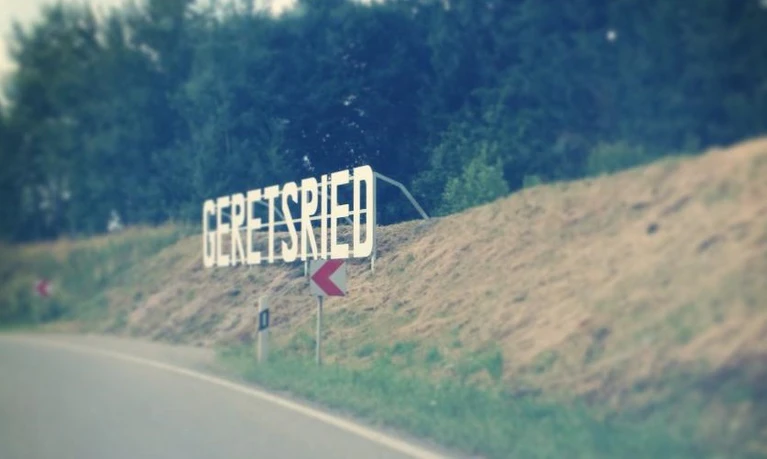 Der Hollywood-Schriftzug entlang der B11 in Geretsried — © Darf der Hollywood-Schriftzug in Geretsried bleiben oder nicht? Nun kommt der bayerische Innenminister Joachim Herrmann