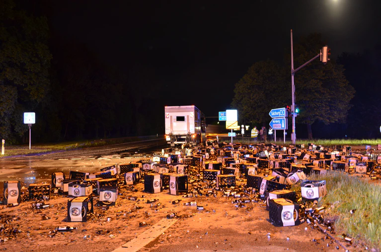 Bierflaschenmeer am Mittleren Ring in München, ein LKW hat tausende Bierflaschen verloren — © Gut 5000 Bierflaschen dürften am Mittleren Ring gelegen haben Foto: Polizei
