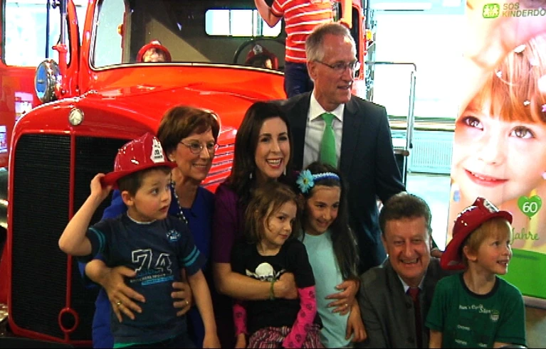 Sozialministerin Emilia Müller mit Kindern der SOS-Kinderdörfer — © Sozialministerin Emilia Müller besuchte die Kinder im Deutschen Museum Foto: Archiv
