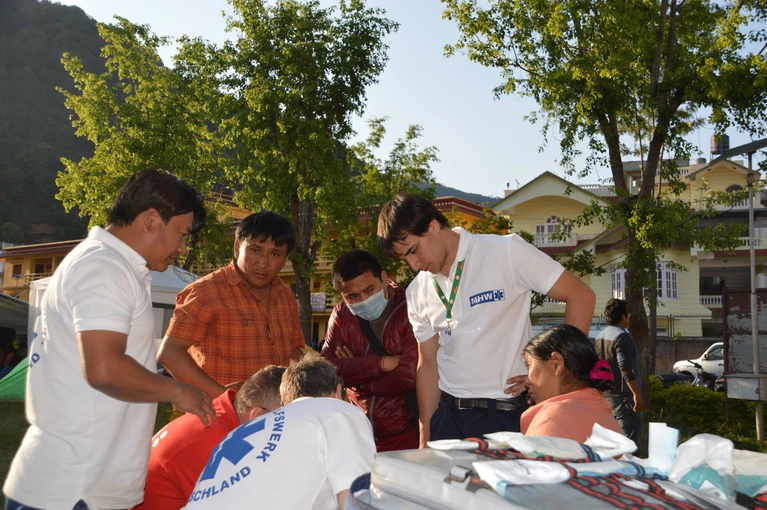 Helfer in Nepal bei der Arbeit — © Auch in Nepal helfen die bayerischen Ehrenamtlichen: Foto: Medizinisches Katastrophen-Hilfswerk 