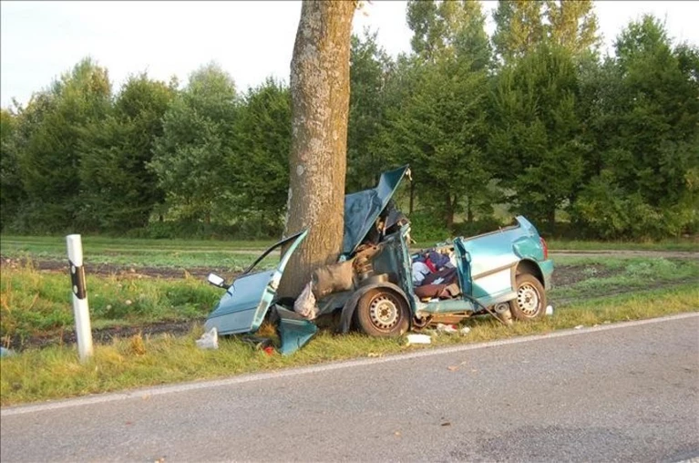 Auto kracht in Baum — © Symbolfoto