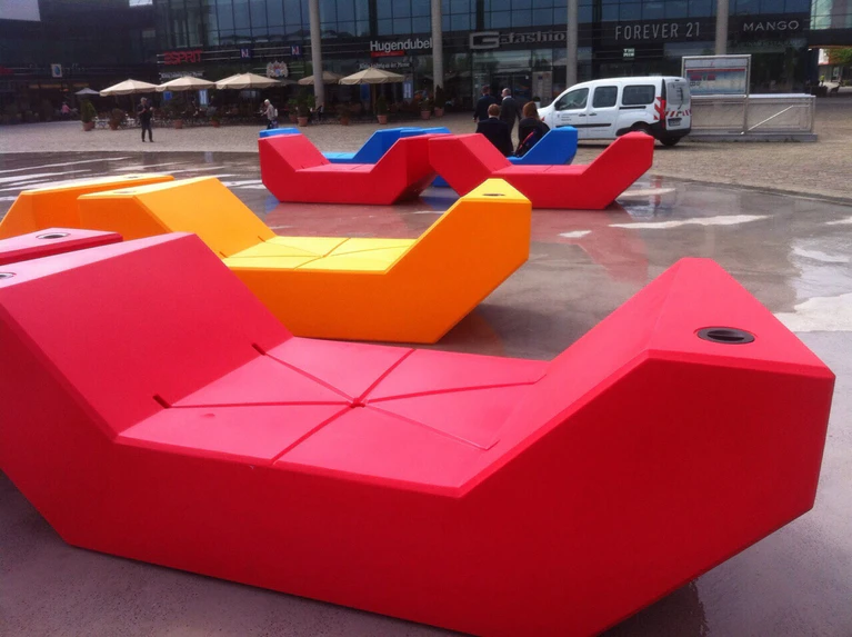 Bunt und knallig. Die neuen Liegemöbel beleben den Willy-Brandt-Platz — © Bunt und knallig. Die neuen Liegemöbel beleben den Willy-Brandt-Platz