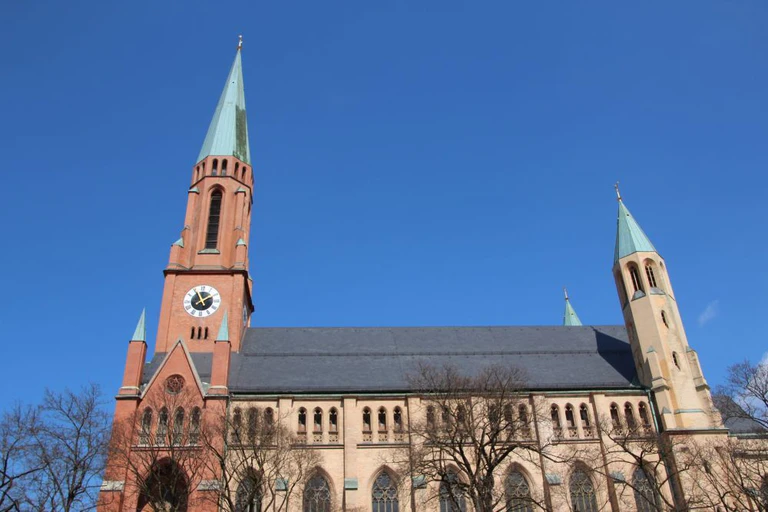 Die St.-Johannes-Kirche in München — © Kardinal Reinhard Marx mahnt die katholischen Laien wegen ihrer Vorschläge zum Umgang mit gleichgeschlechtlichen Paaren ab.