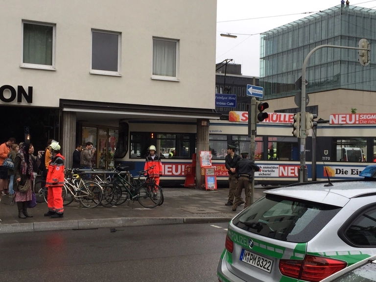 Tramunfall in der Gabelsbergerstraße — © Diese Trambahn krachte heute in das Haus