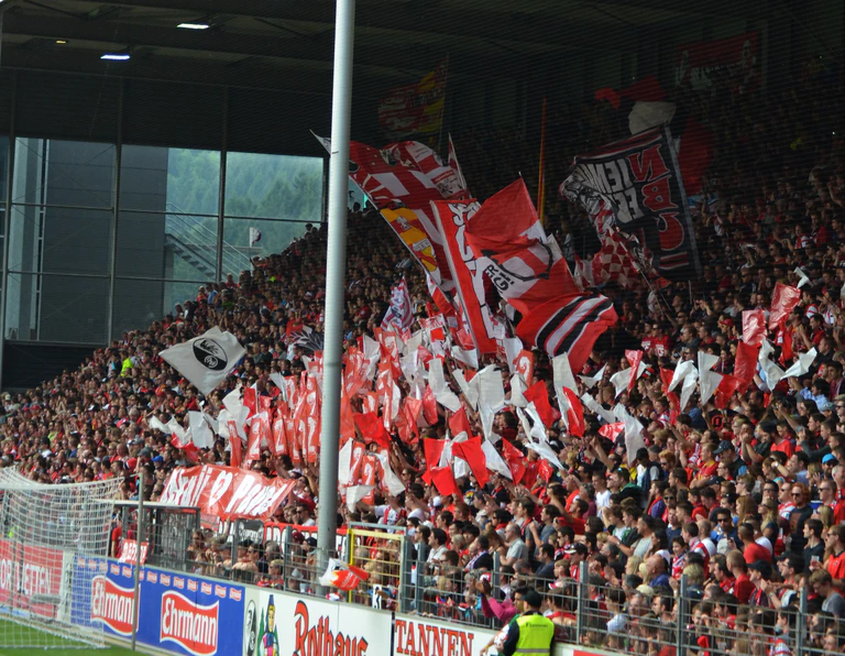 Freiburger Anhang feiert den Sensationssieg gegen Bayern — © Rico Güttich / Vaziri-Elahi / muenchen.tv