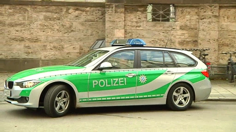 Münchnerin täuscht Bedrohung vor — © Münchnerin täuscht vor, dass sie bedroht wird und verständigt Polizei (Symbolfoto)