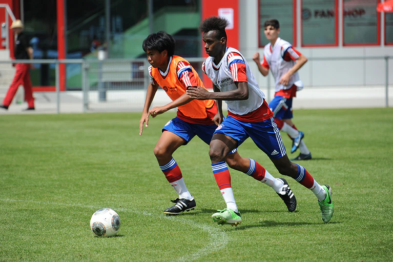 Drei Fußballer beim Projekt buntkicktgut - Fc Bayern — © Das Integrationsprojekt buntkicktgut betreut über 1000 Jugendliche Jungen und Mädchen