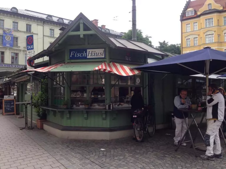 Wiener Platz, Buden, Marktstände, München — © Stadt reißt Marktstände am Wiener Platz ab.