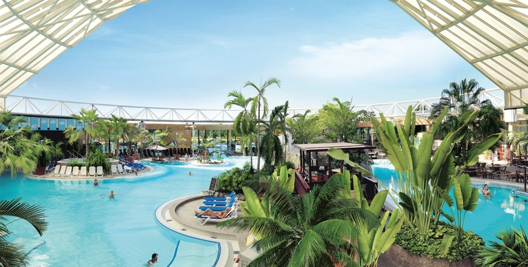 Die Innenansicht der Therme Erding mit geöffneter Glaskuppel — © Foto: Therme Erding