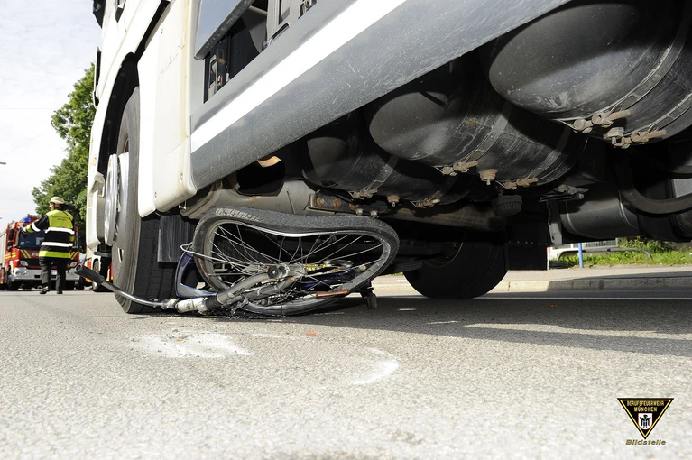 Radfahrerin von Lkw überrollt. — © Foto: Berufsfeuerwehr München