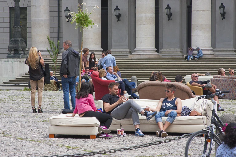 Möbel auf dem Max-Joseph-Platz vor der Bayerischen Staatsoper — © Foto: Marino Solokhov