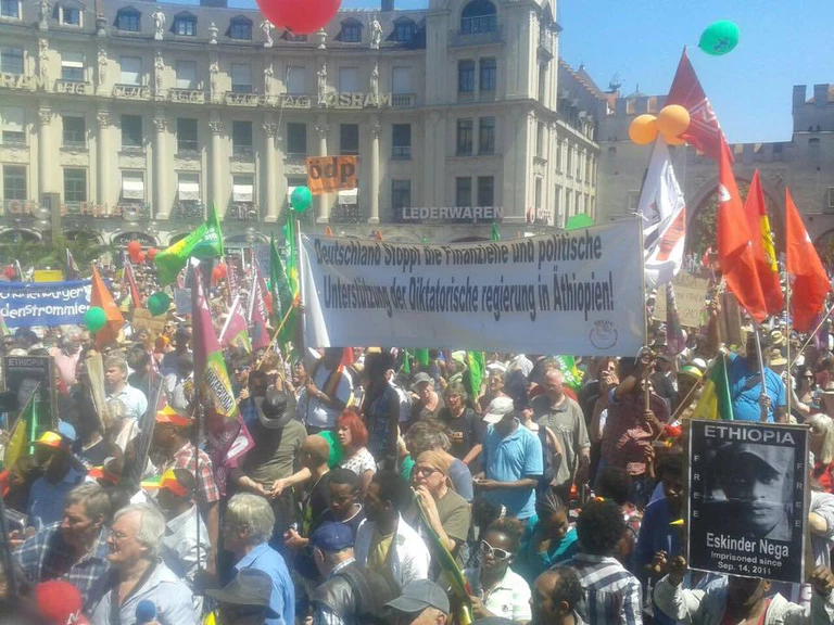 demo g7 stachus muenchen — © 35.000 Menschen haben in München gegen den G7-Gipfel demonstriert.