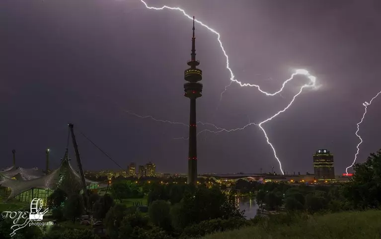 Blitze über München — © Gewitter über München - Olympiapark - Foto TOJE Photografie