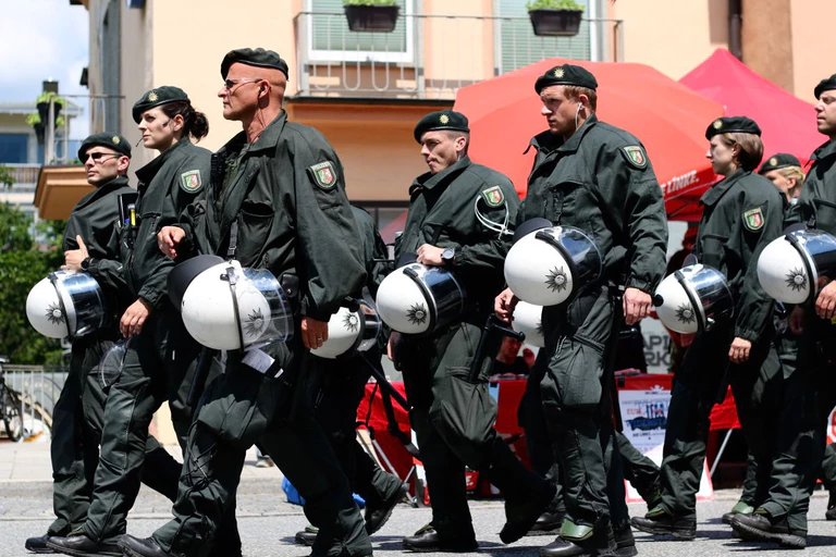 Polizisten bei einer Demo — © Symbolfoto -