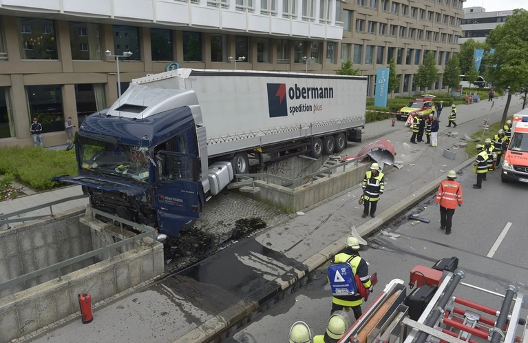 Die Feuerwehr im Einsatz in der Tegernseer Landstraße. — © Foto: Berufsfeuerwehr München