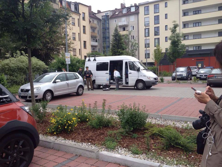 polizei westend bewaffneter großfahdung